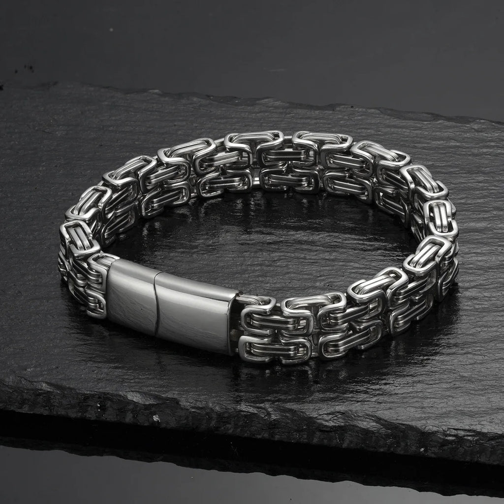 Silberfarbenes Herren-Gliederarmband geschlossen auf dunklem Stein