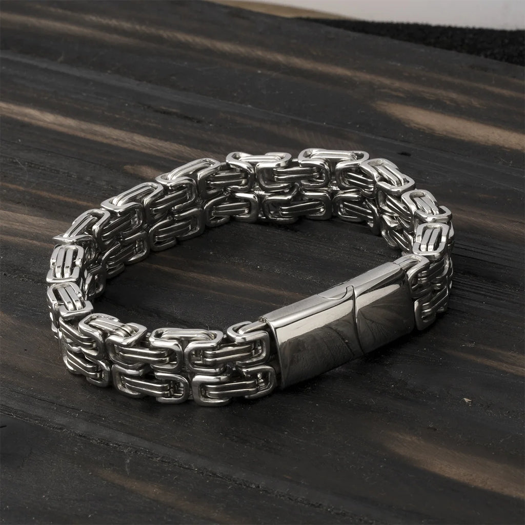 Silberfarbenes Herren-Gliederarmband geschlossen auf Holz
