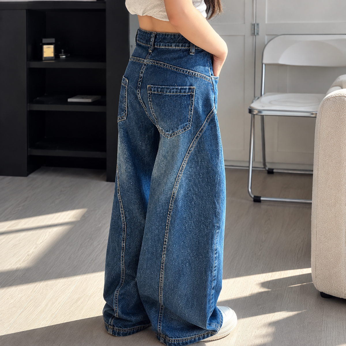 Geschwungene Beinlinie der Damen-Barrel-Jeans