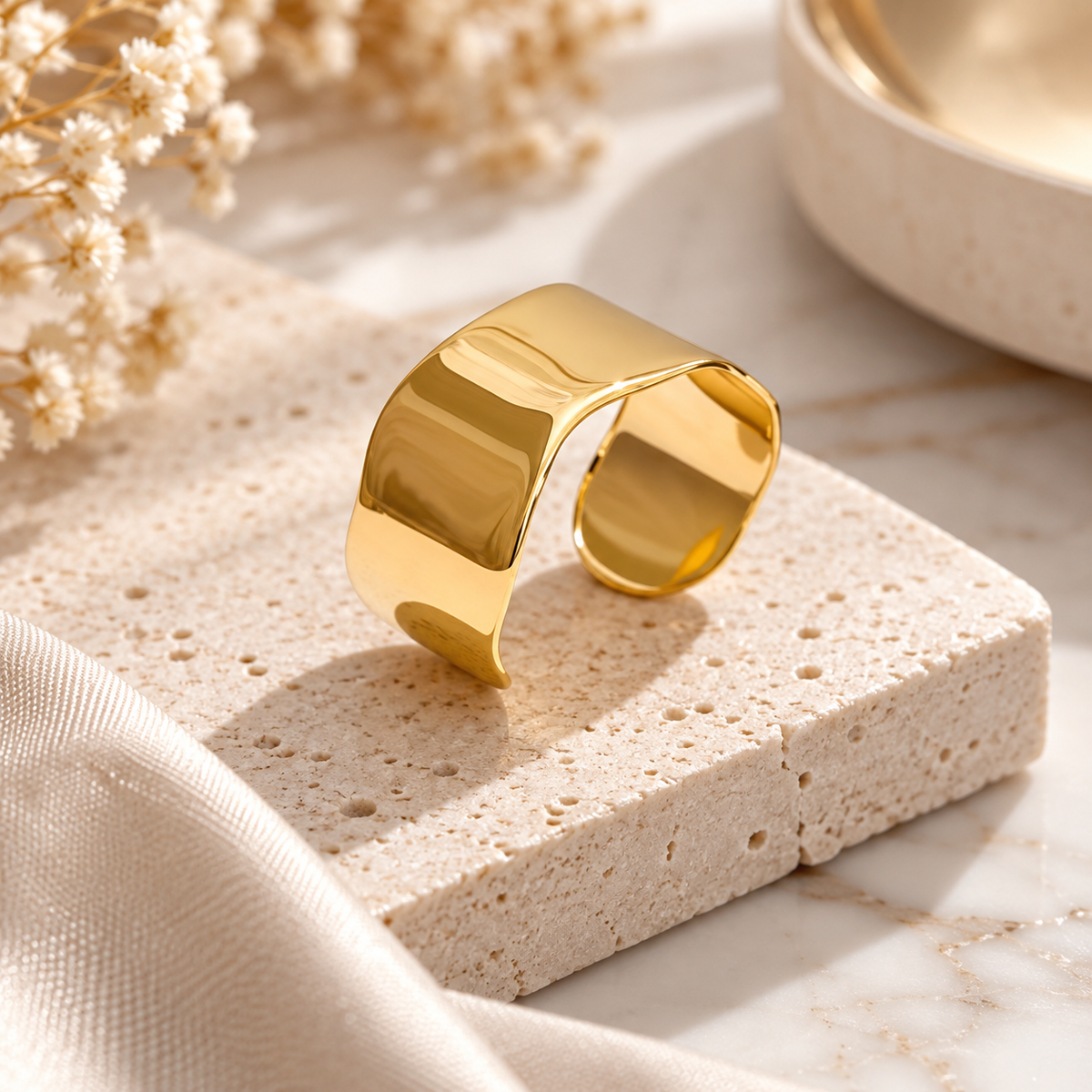 Goldfarbener Edelstahl-Cuff als Produktansicht