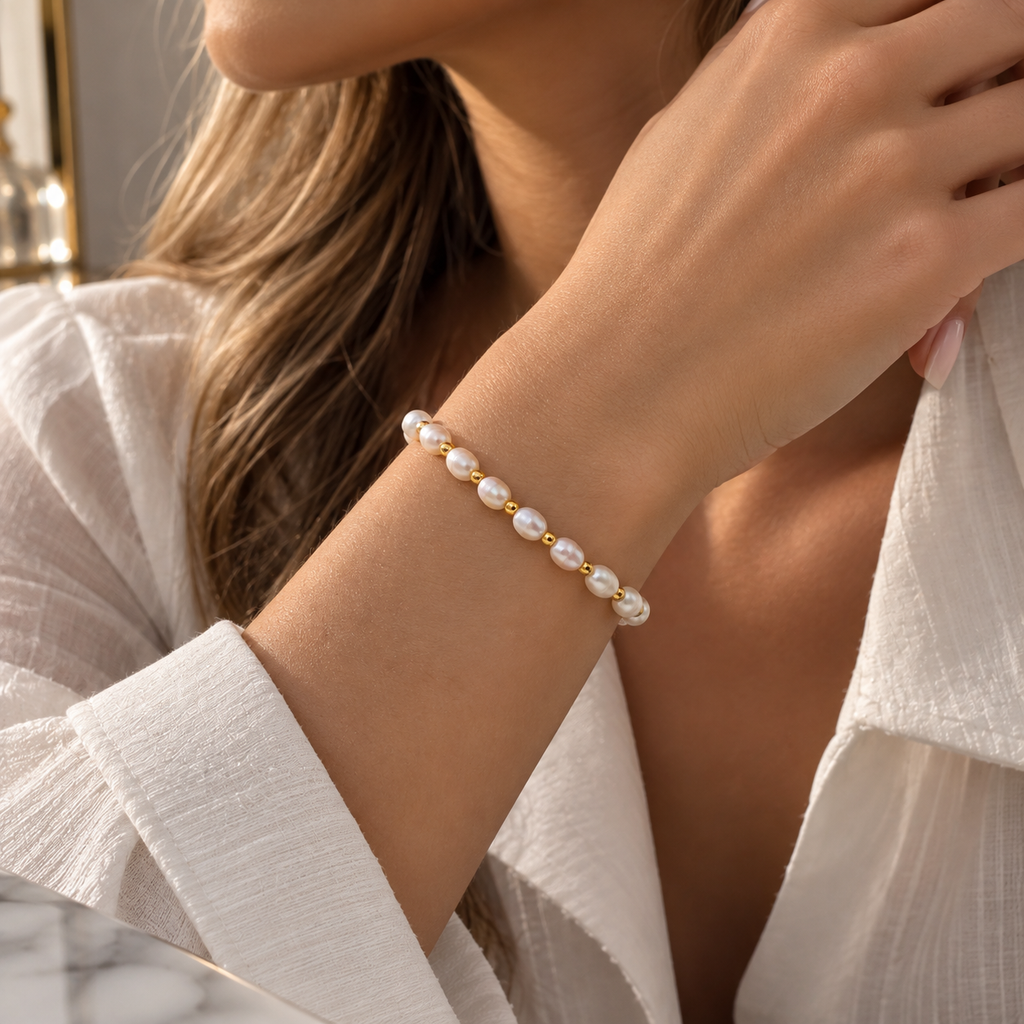 Süßwasserperlen-Armband am Handgelenk getragen
