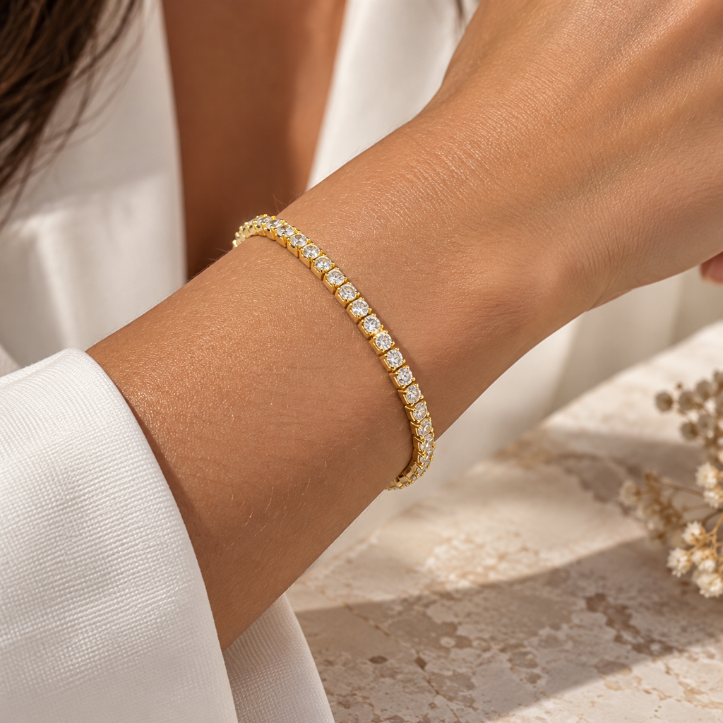 Goldfarbenes Zirkonia-Tennisarmband am Handgelenk