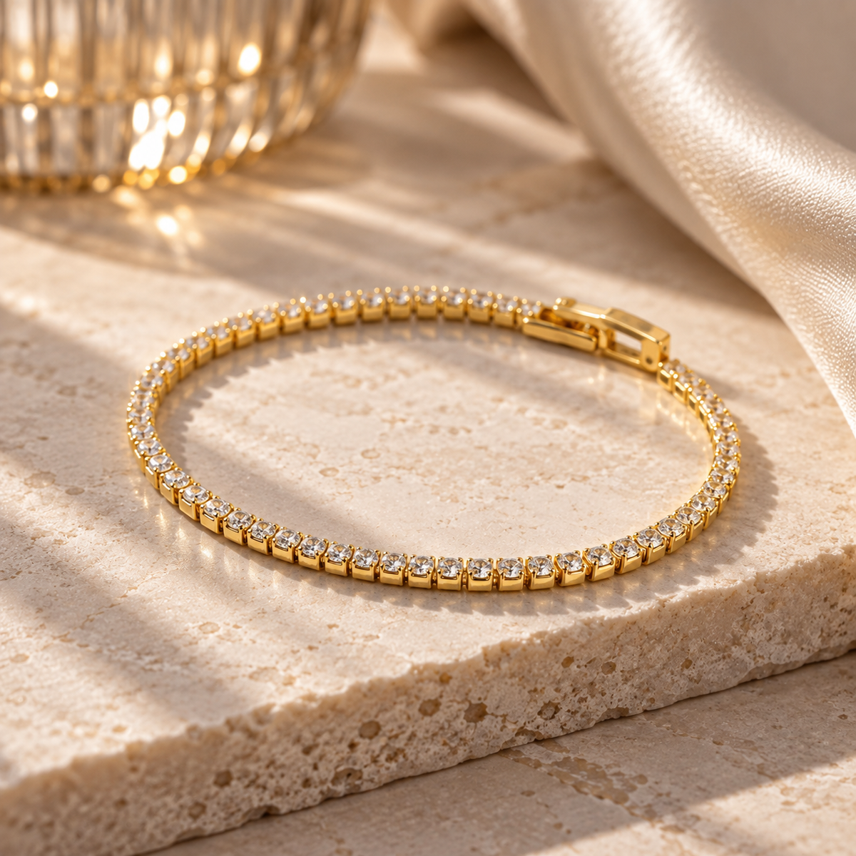 Goldfarbenes Tennisarmband mit Zirkonia