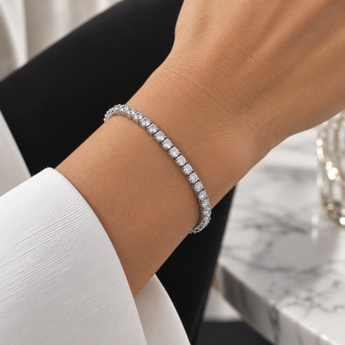 Silberfarbenes Zirkonia-Tennisarmband am Handgelenk