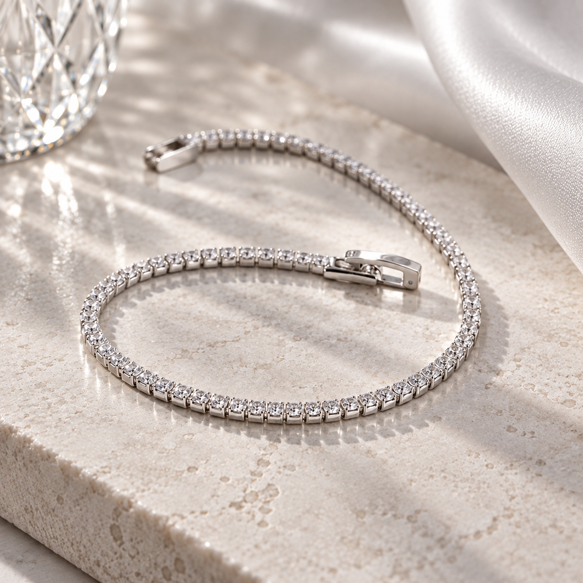 Silberfarbenes Tennisarmband mit Zirkonia