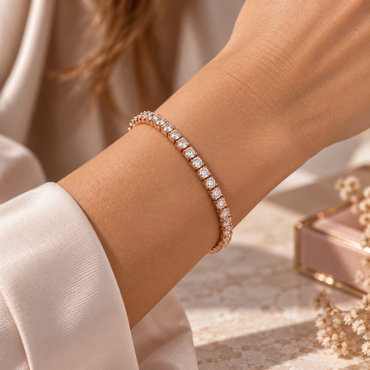 Roségoldfarbenes Zirkonia-Tennisarmband am Handgelenk