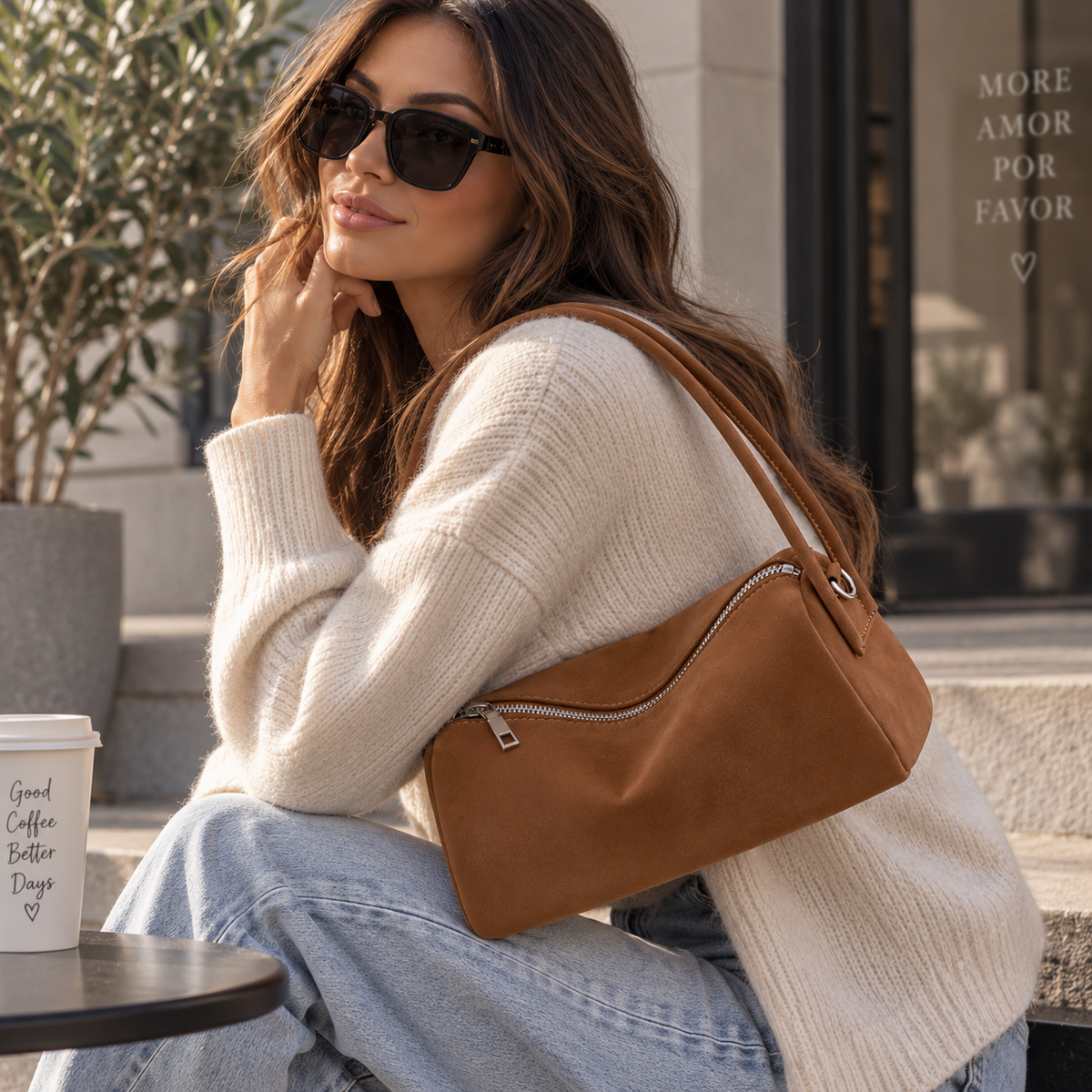 Braune Schultertasche in Wildlederoptik im Alltagslook