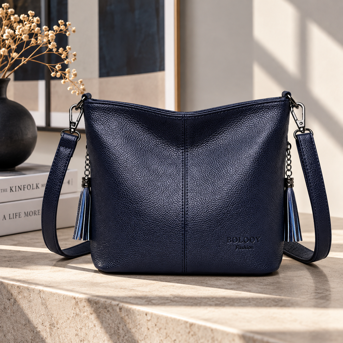 Schultertasche mit Zierquasten in Dunkelblau, Produktansicht