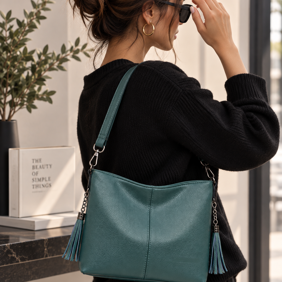 Schultertasche mit Zierquasten in Grün über der Schulter
