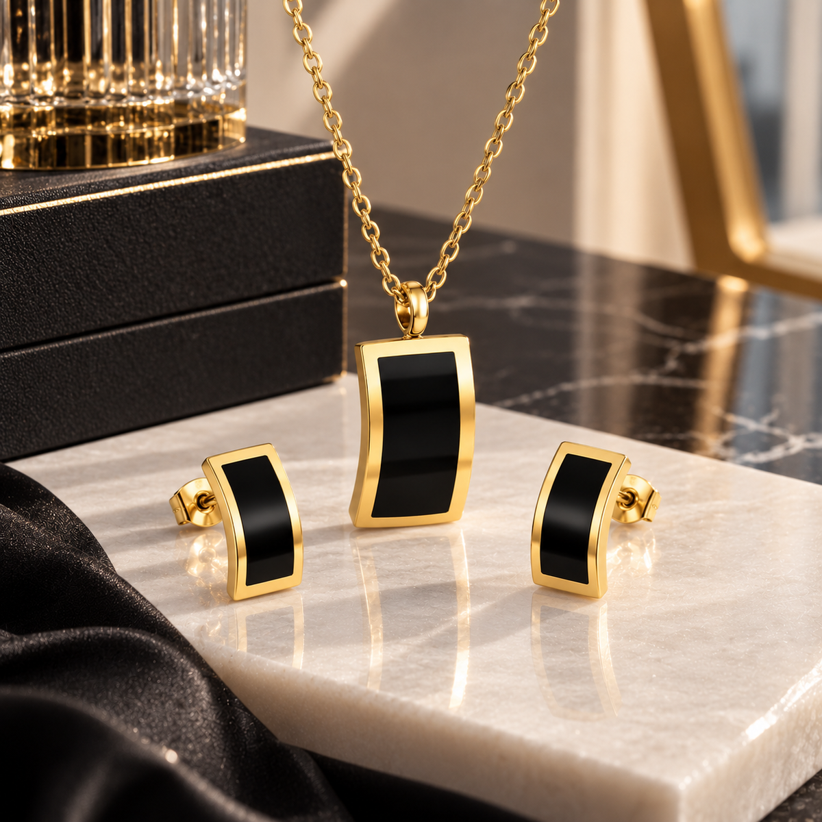 Schmuckset aus Halskette und Ohrringen mit schwarzen Rechteck-Details in Goldoptik, Produktansicht