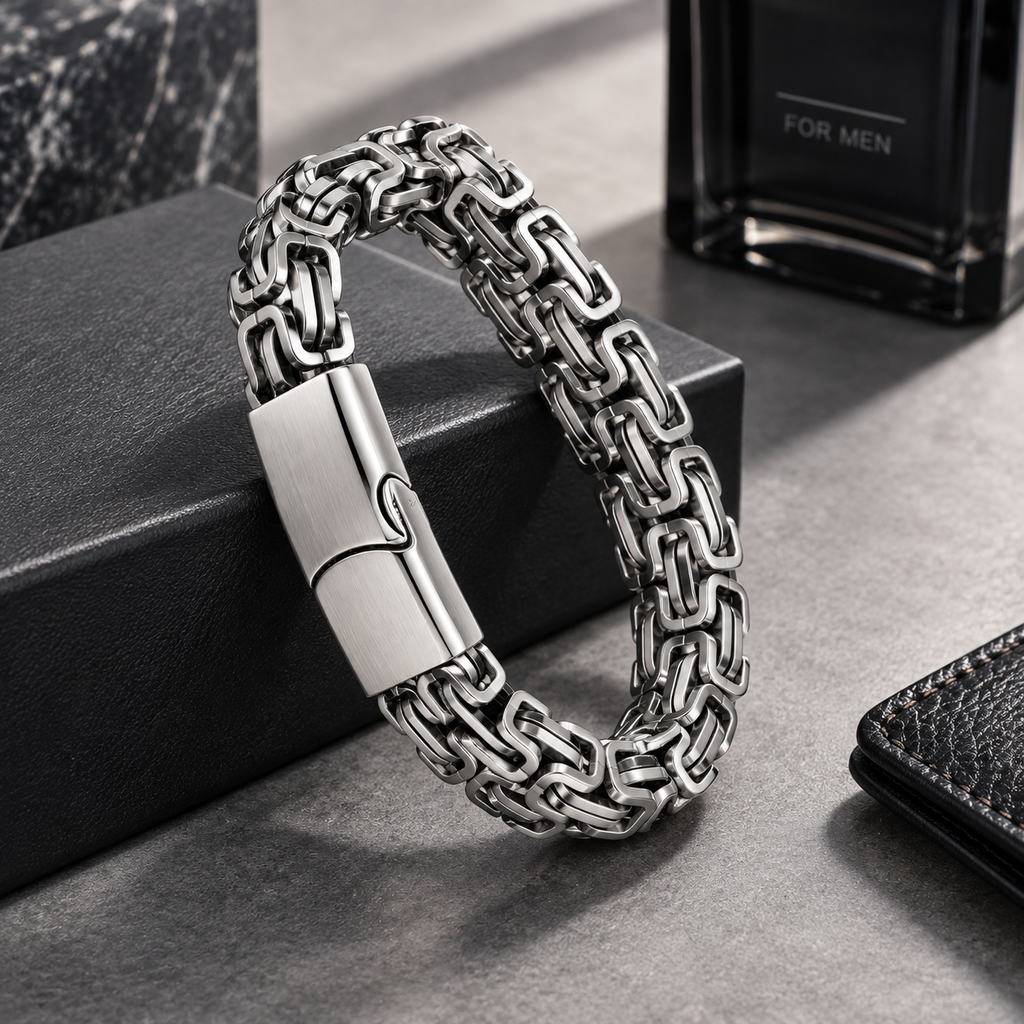 Silberfarbenes Herren-Gliederarmband mit Verschluss in Nahaufnahme