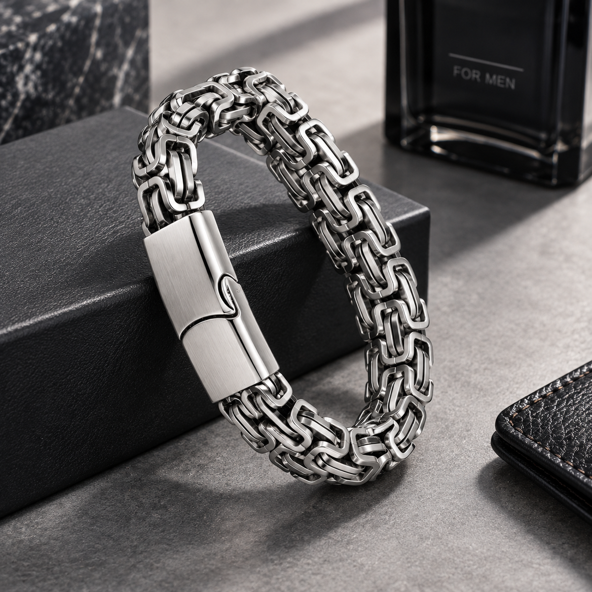 Silberfarbenes Herren-Gliederarmband mit Verschluss in Nahaufnahme