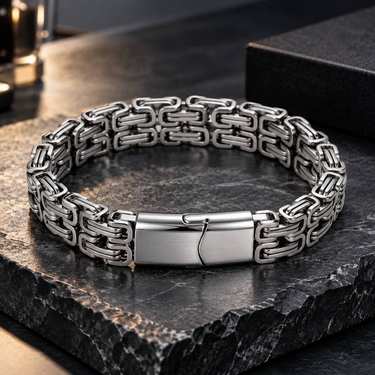 Silberfarbenes Herren-Gliederarmband auf dunklem Stein