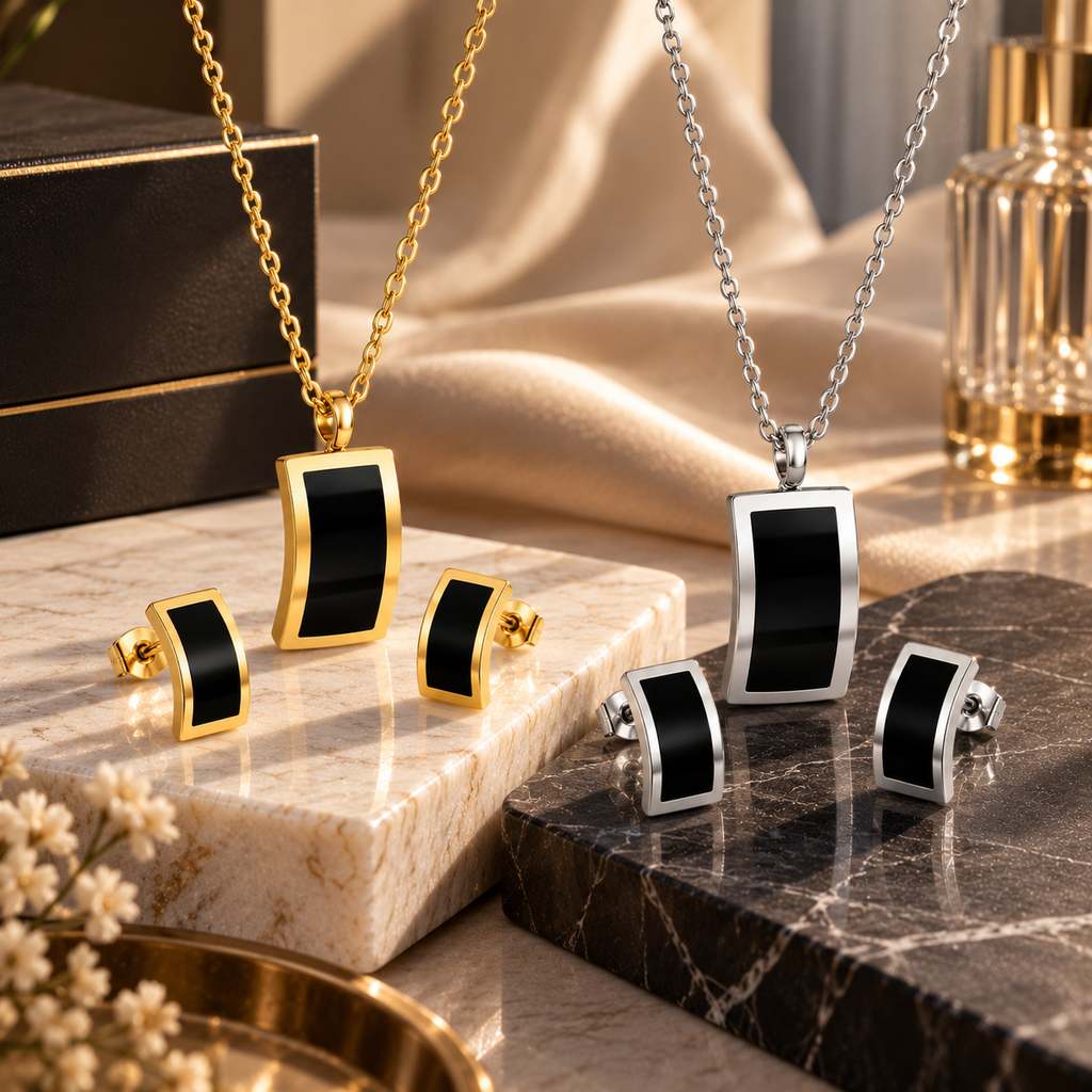Schmuckset aus Halskette und Ohrringen mit schwarzen Rechteck-Details in Gold- und Silberoptik nebeneinander