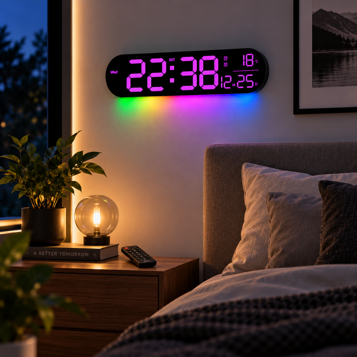 Digitale LED-Wanduhr mit farbiger Lichtoptik mit violetter Ziffernanzeige