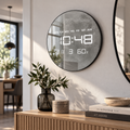 Digitale Wanduhr mit grauem Mondmotiv über einem Sideboard