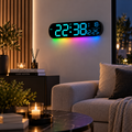 Digitale LED-Wanduhr mit farbiger Lichtoptik über einem Sofa