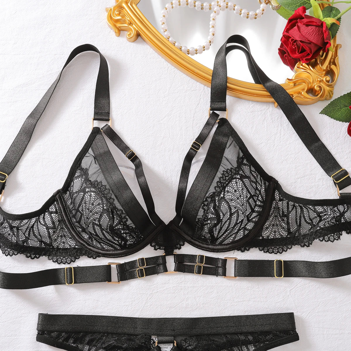 Exklusives Spitzen-Dessous-Set „Golden Allure“ – Strappy-Design mit goldenen Akzenten