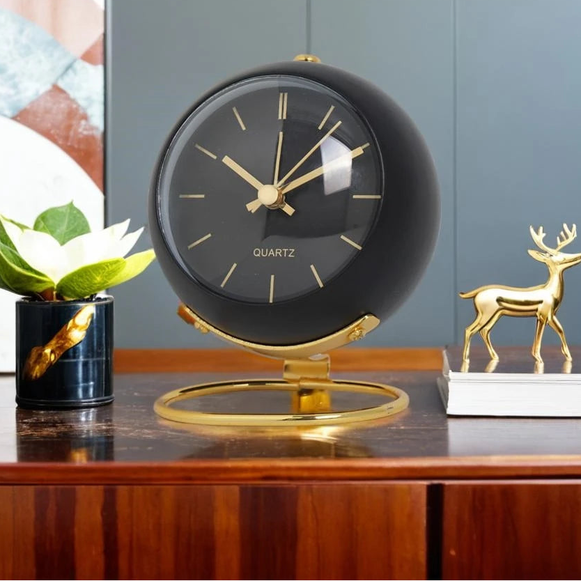 Minimalistische Tischuhr im nordischen Stil mit geräuschlosem Uhrwerk. Ruhig, elegant und zeitlos – bei LIWIAL.