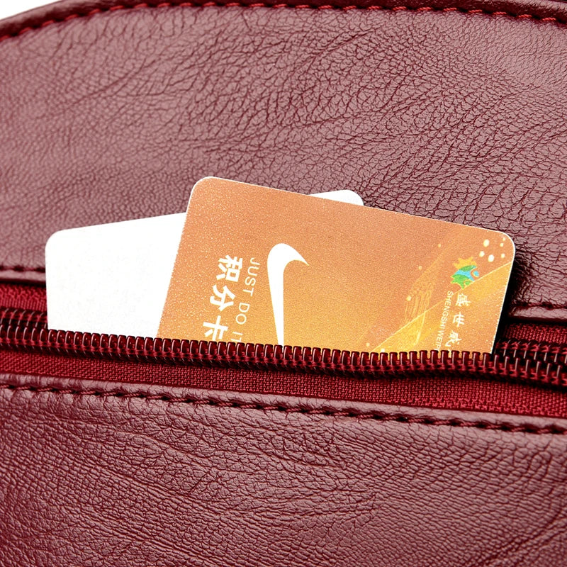 Stilvolle, kleine Umhängetasche mit edlem Finish – perfekt für Alltag, Shopping und Reisen.