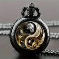 „Vintage Taschenuhr mit Doppel-Drachen in Schwarz und Gold – Retro Quarz Uhr”