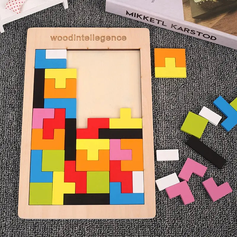 Kreatives Tetris-Holzpuzzle zur Förderung von Logik, Farbenlernen & Motorik – ideal für Kinder ab 3 Jahren.