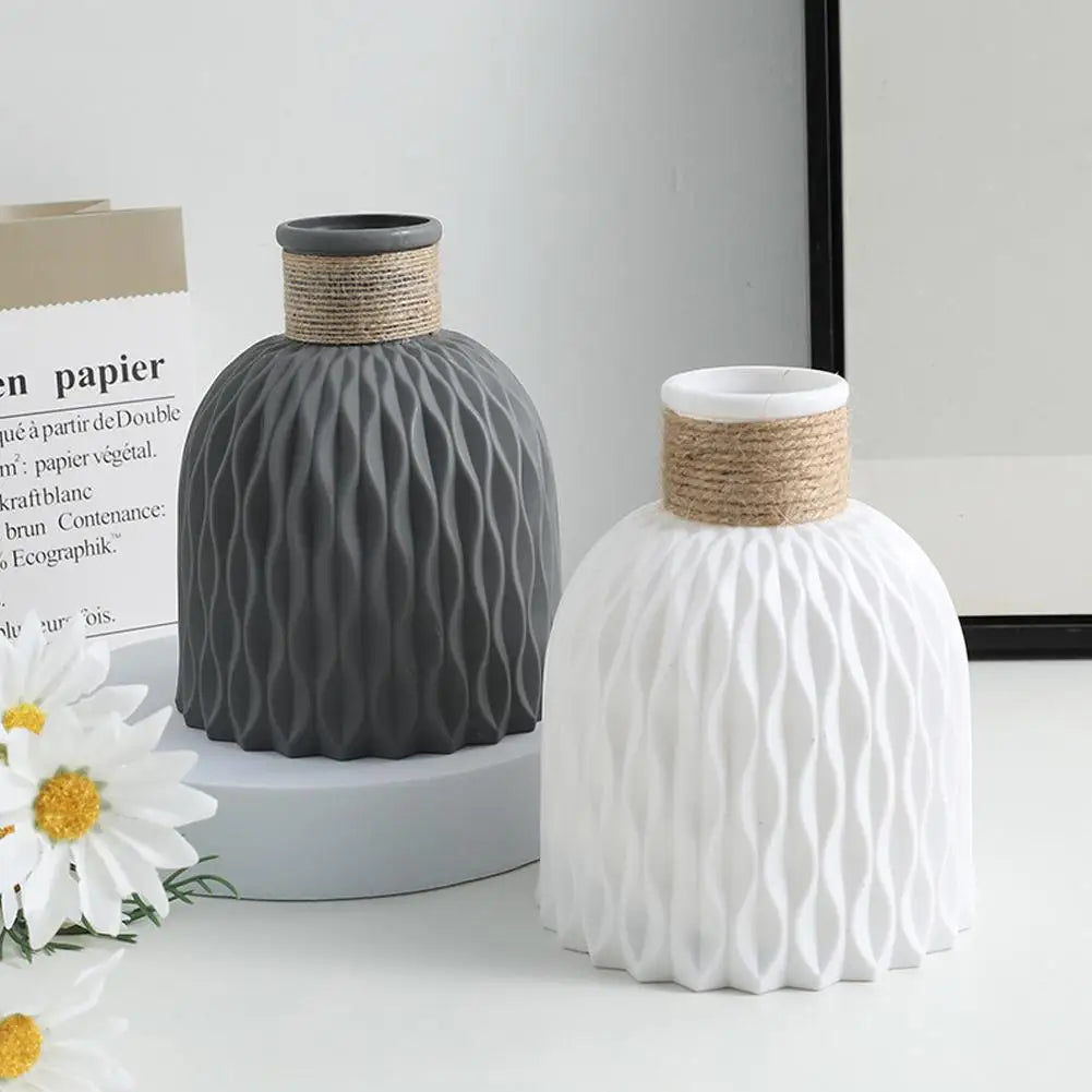 Dekorative Vase mit Faltendesign in nordischer Optik