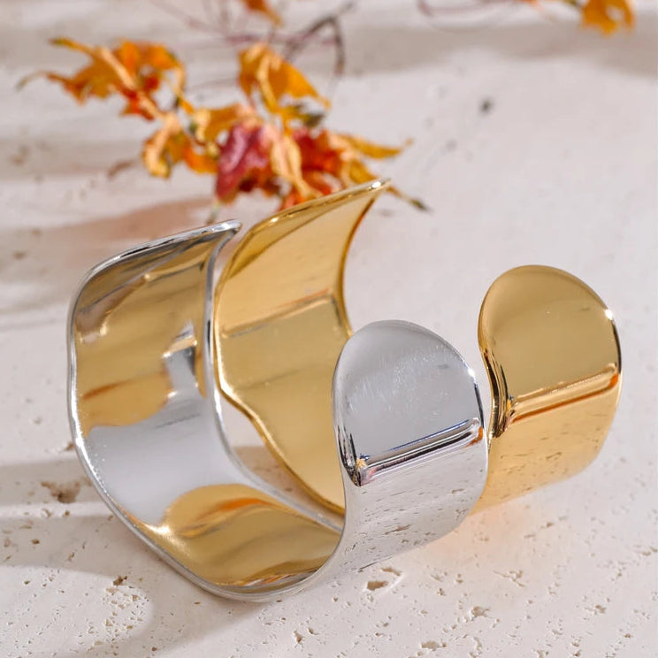 Gold- und silberfarbener Edelstahl-Cuff als Nahaufnahme