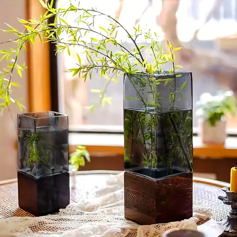 Elegante Acrylvase im Nordic-Design mit Holzsockel – Moderne Wohnraumdekoration