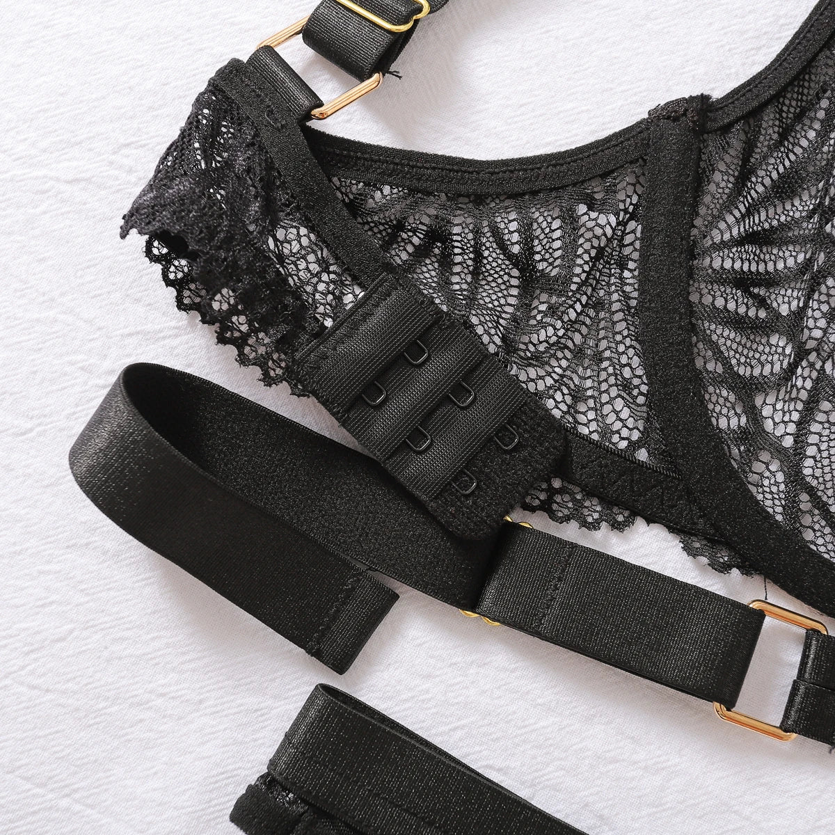 Exklusives Spitzen-Dessous-Set „Golden Allure“ – Strappy-Design mit goldenen Akzenten