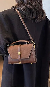 Braune Damenhandtasche mit Klappe und Schulterriemen