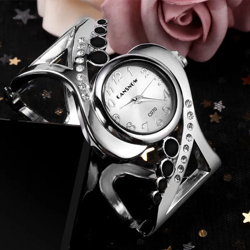 Detailaufnahme der luxuriösen Damen-Armbanduhr”