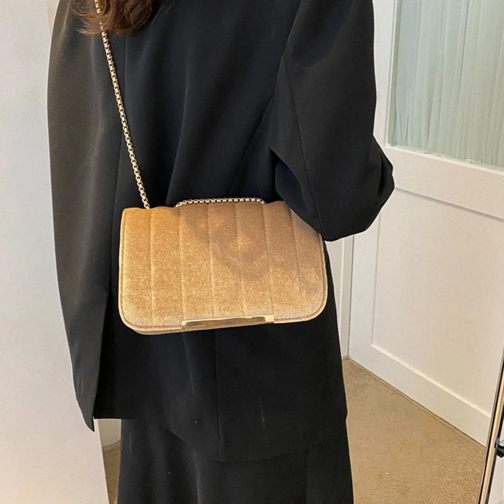 Elegante Samt-Crossbody-Tasche mit Kettenriemen