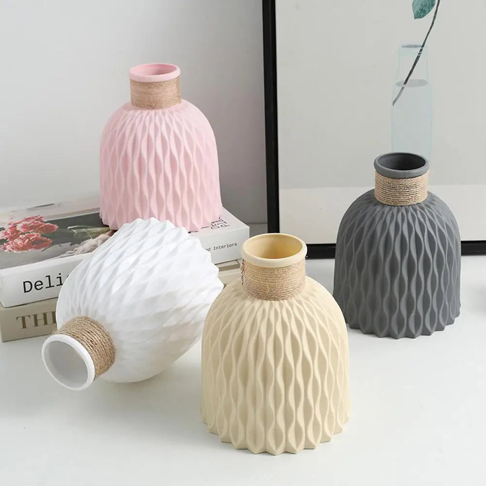 Nordische Deko-Vase mit Faltendesign in Beige