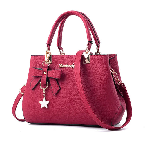 Elegante Damen Umhängetasche mit Blumenanhänger – Stilvolle Schultertasche für Alltag & Büro