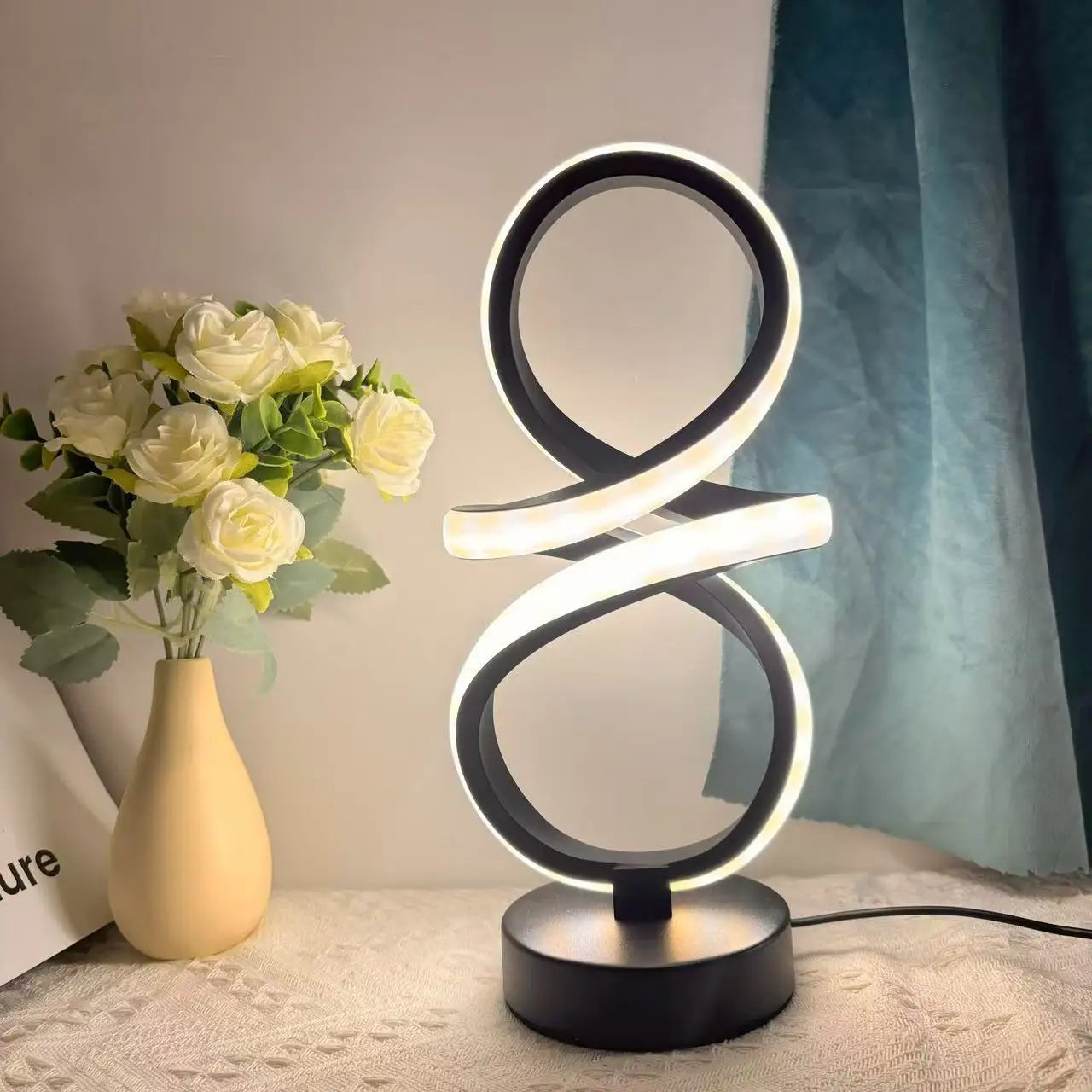 Nordische LED-Tischlampe – Modernes Spiral-Design, USB & Dimmbare Tricolor-Beleuchtung | Luxus Tischleuchte für Schlafzimmer & Wohnzimmer