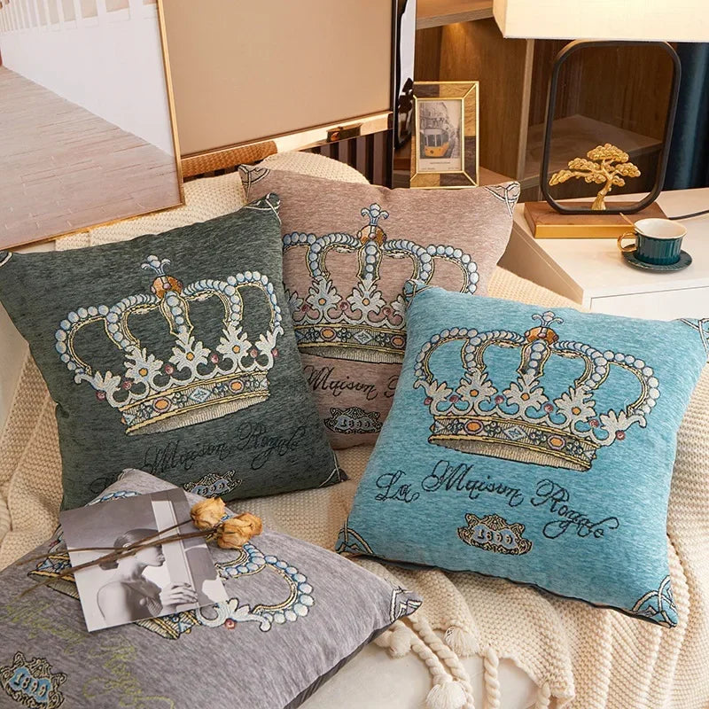Luxus Kissenbezug 45×45 cm aus Chenille – Gestickte Königskrone | Dekokissen für Sofa & Wohnzimmer
