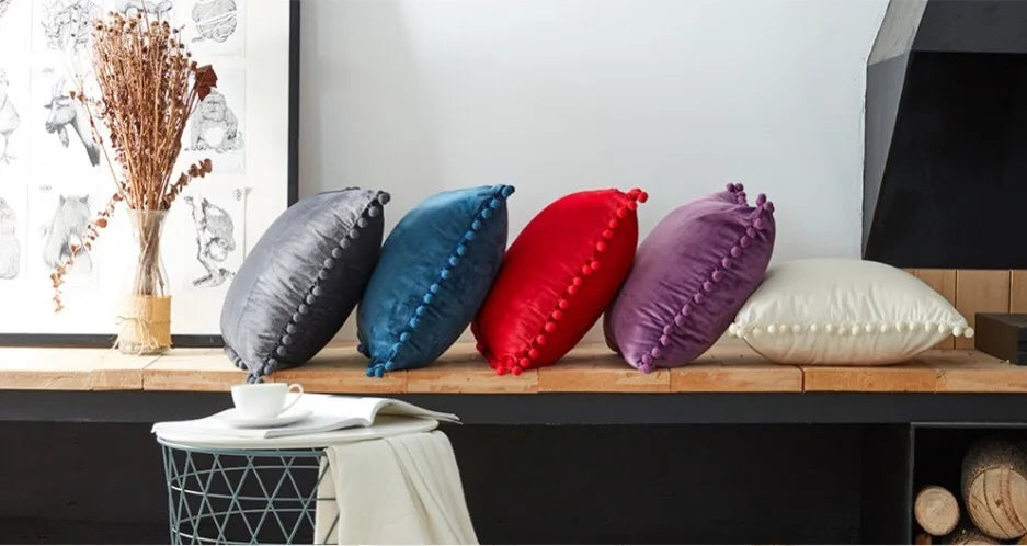 Boho Samt Kissenhülle 45×45 cm – Weiche Deko-Kissenhülle mit Pompoms für Sofa & Wohnzimmer