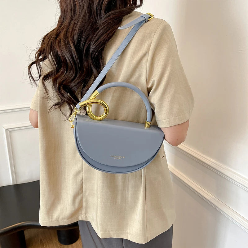 Elegante Damen Umhängetasche – Zeitlose Crossbody-Tasche mit Golddetails, kompakt & stilvoll