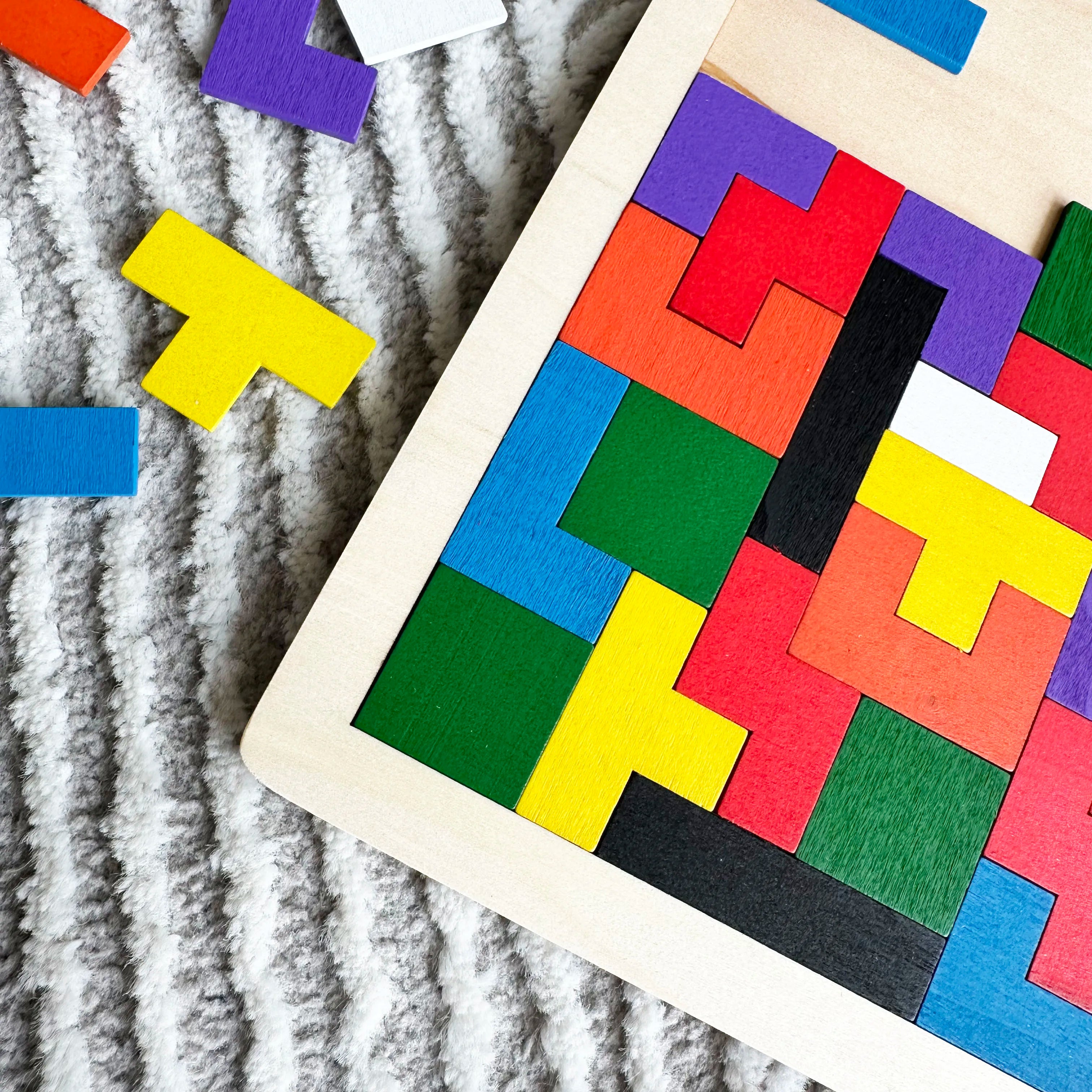 Kreatives Tetris-Holzpuzzle zur Förderung von Logik, Farbenlernen & Motorik – ideal für Kinder ab 3 Jahren.