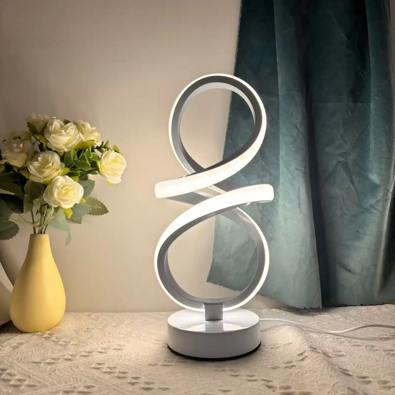 Nordische LED-Tischlampe – Modernes Spiral-Design, USB & Dimmbare Tricolor-Beleuchtung | Luxus Tischleuchte für Schlafzimmer & Wohnzimmer