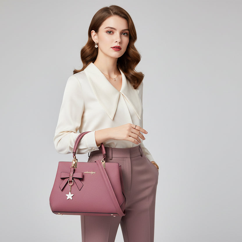 Elegante Damen Umhängetasche mit Blumenanhänger – Stilvolle Schultertasche für Alltag & Büro