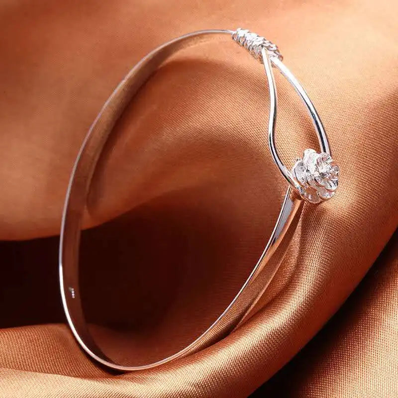 Elegantes verstellbares Damenarmband in Silberoptik