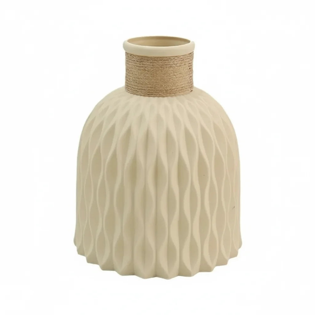 Moderne Deko-Vase mit Faltendesign als Wohnaccessoire