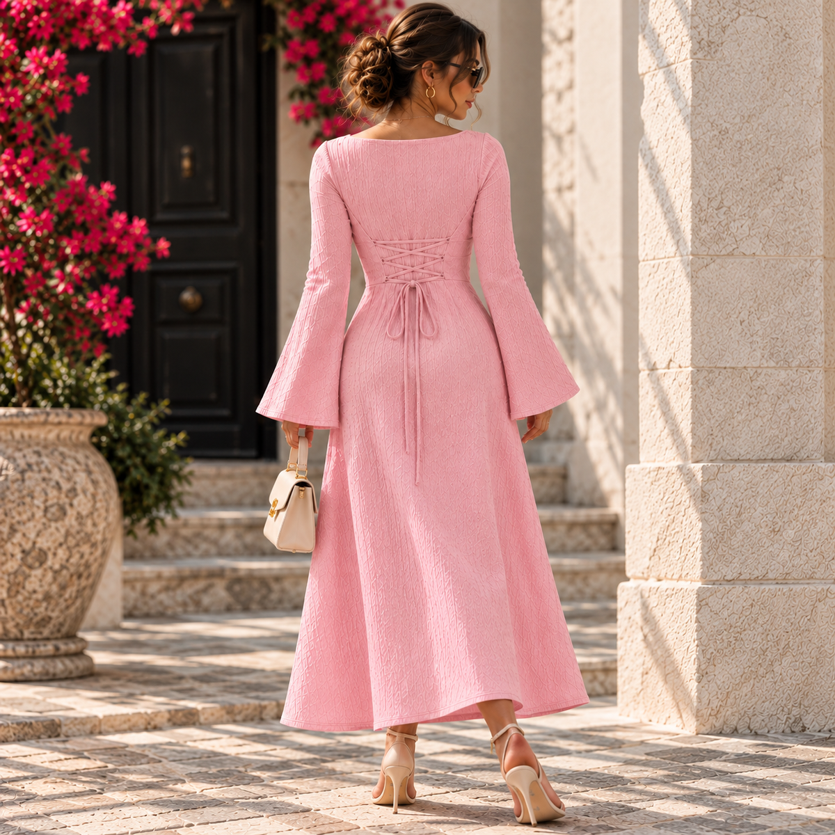 Geripptes Midikleid mit ausgestellten Ärmeln in Rosa, Rückenansicht