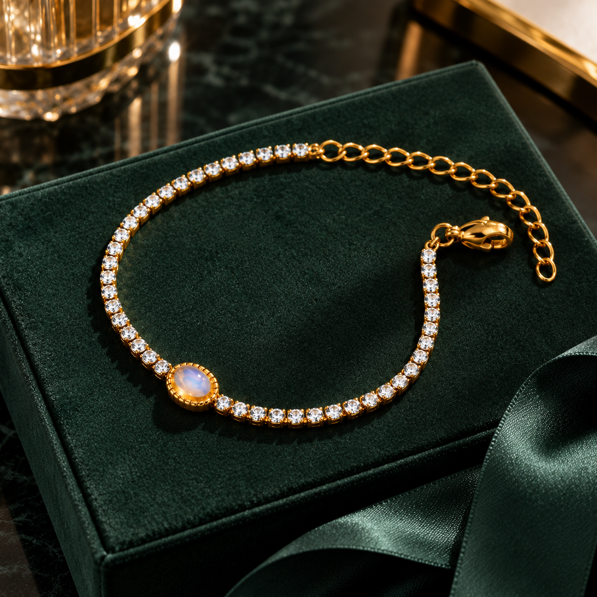 Goldfarbenes Armband mit rundem, hell schimmerndem Schmuckelement auf dunkelgrünem Stoff