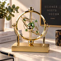 Goldfarbene Orbit-Dekoration in einem Wohnraum