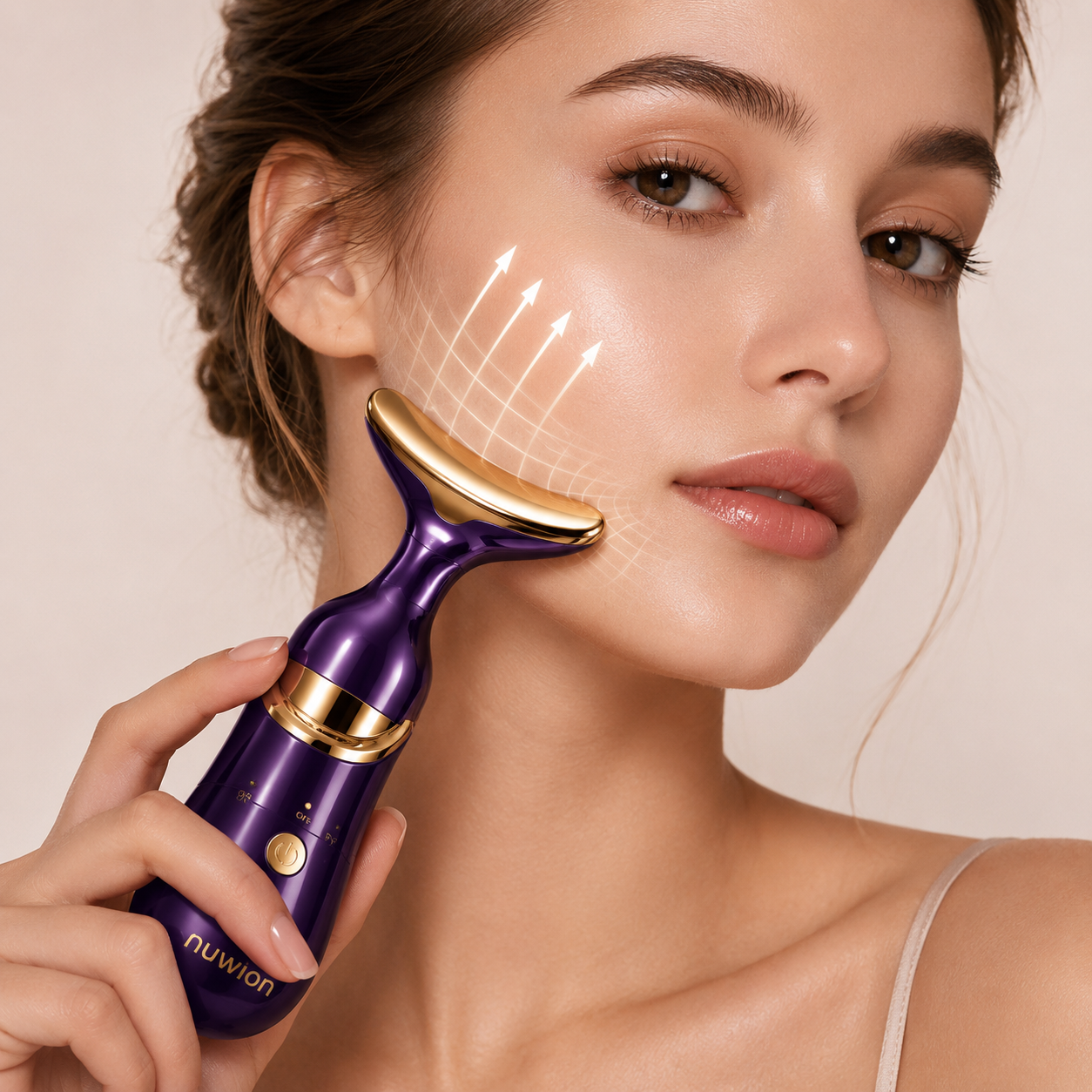GlowLift Gesichtsmassagegerät bei der Anwendung an der Wange